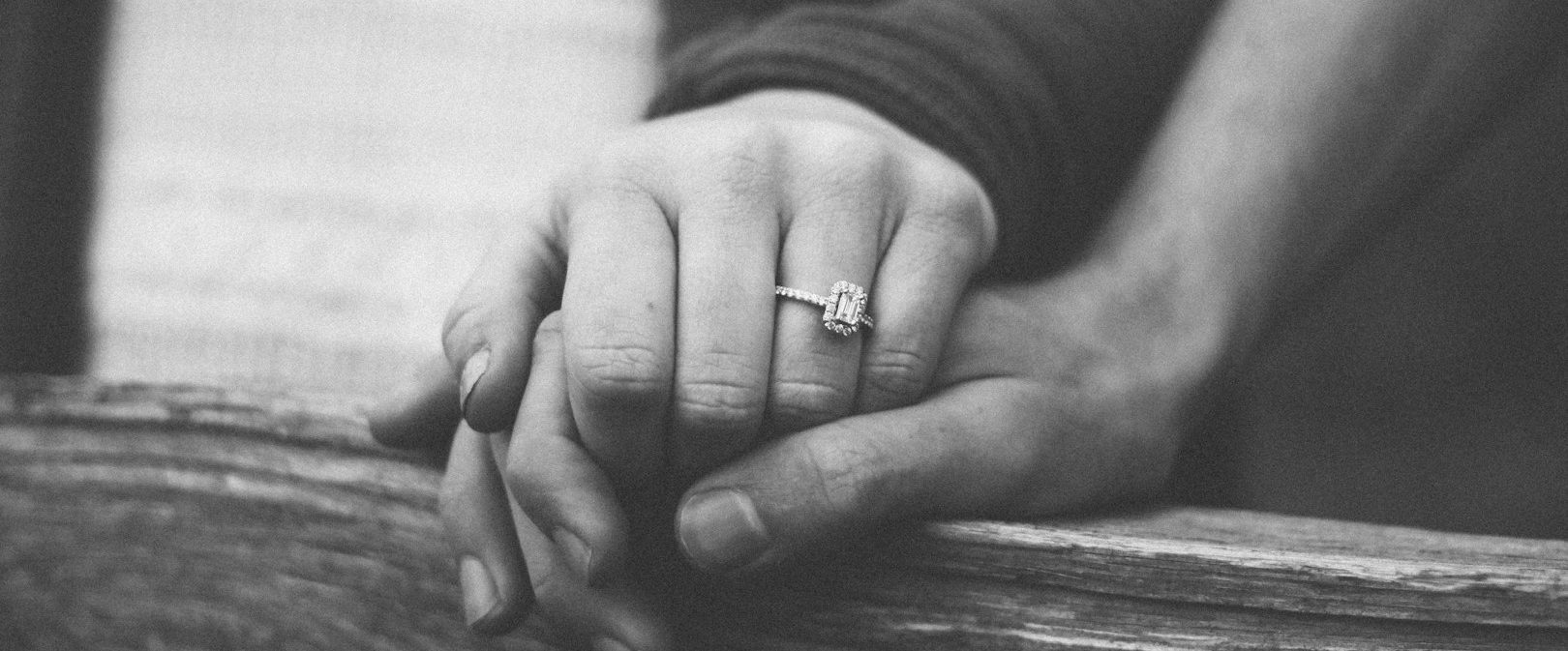 Systemische Paarberatung in Oldenburg Hände von zwei Personen, die einander halten, mit einem Ring am Finger.